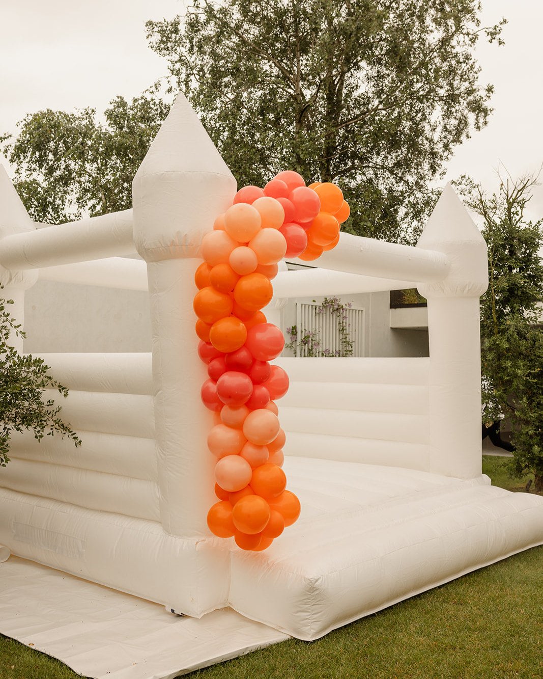 wit springkasteel met ballondecoratie