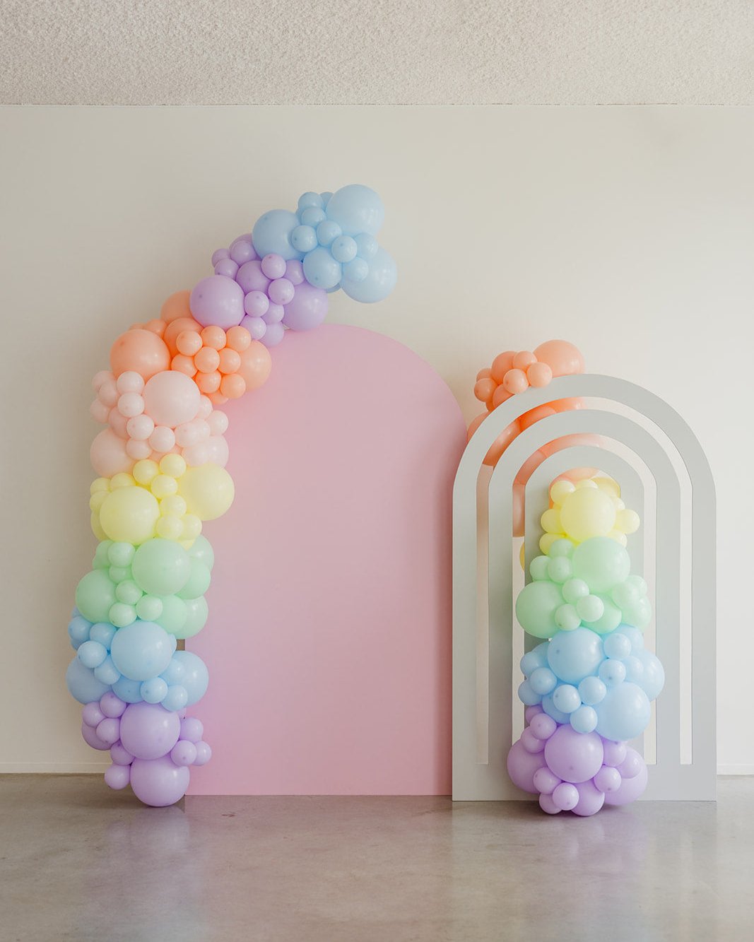 backdrop regenboog met ballondecoraties