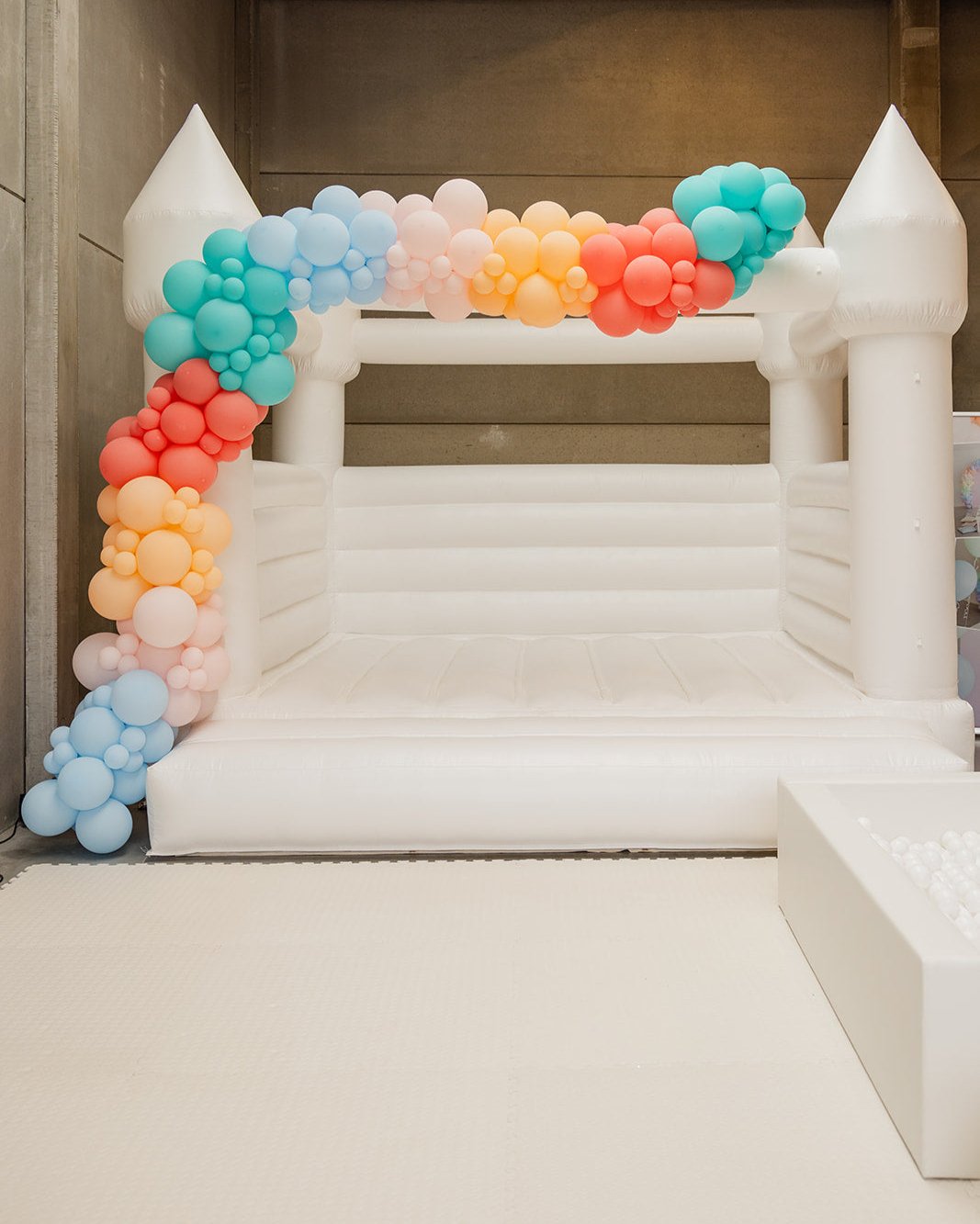 wit springkasteel met ballondecoratie