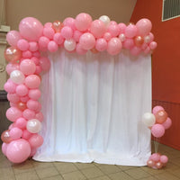 ballondecoratie aan frame met gordijn