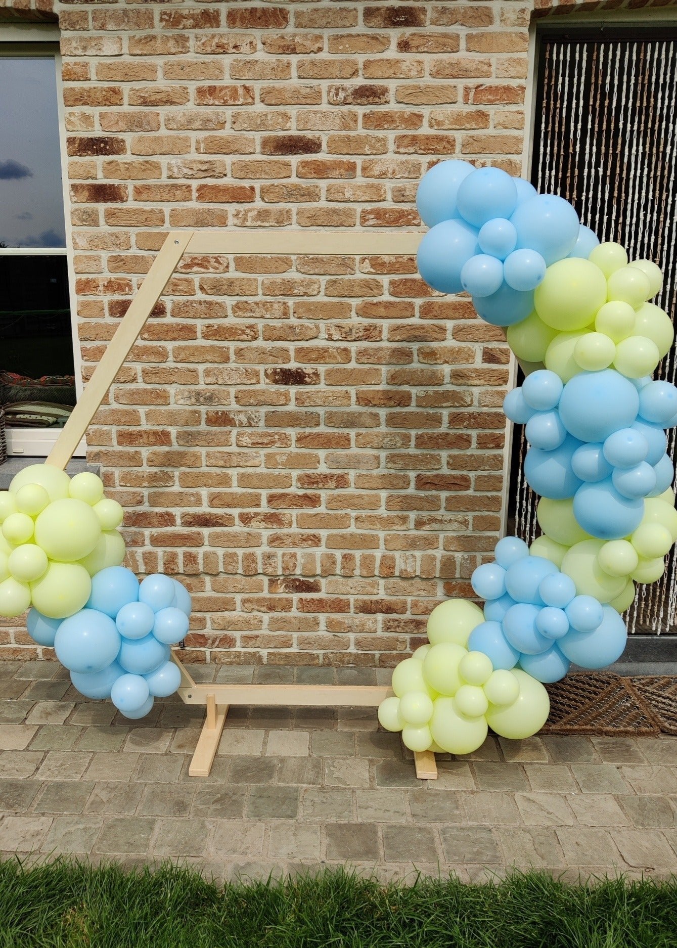 ballondecoratie aan hexagon frame