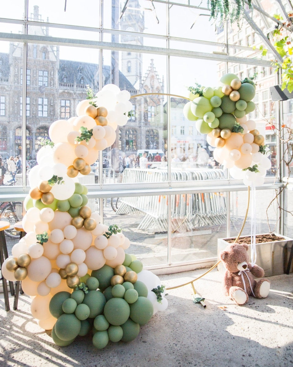 ballondecoratie aan hoepel