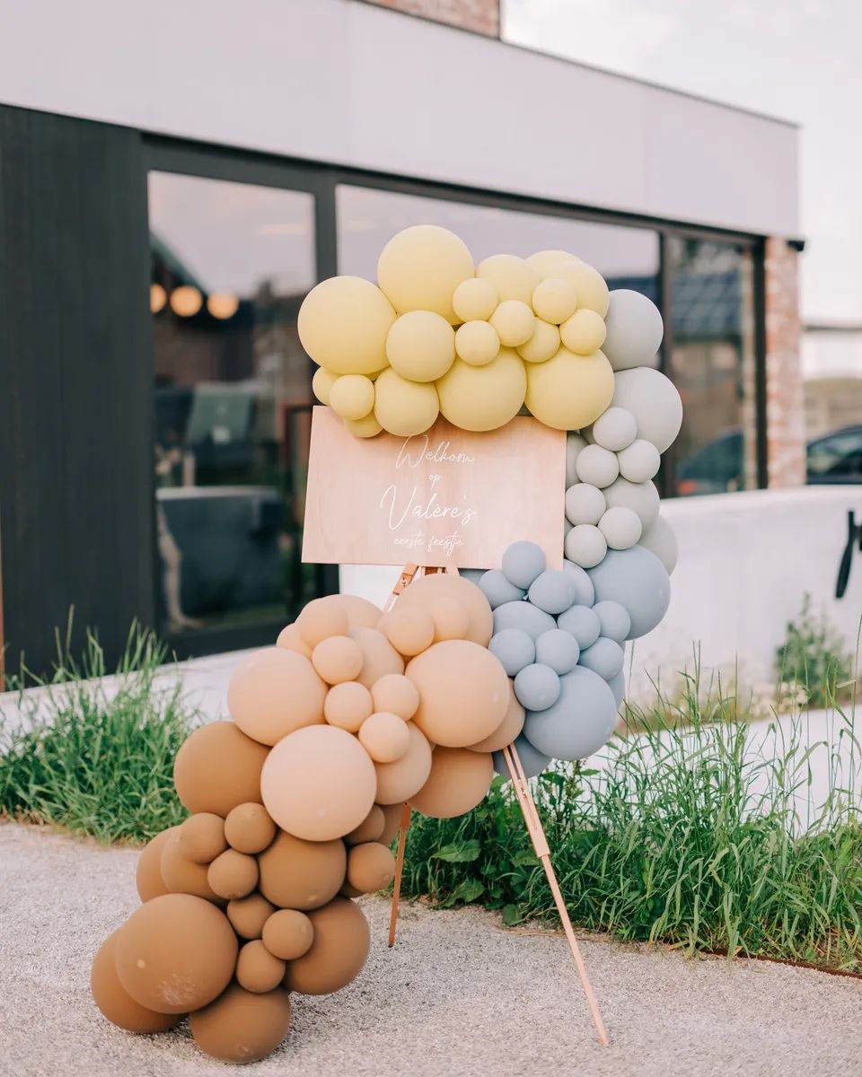 Ballonboog met schildersezel en welkomstbord