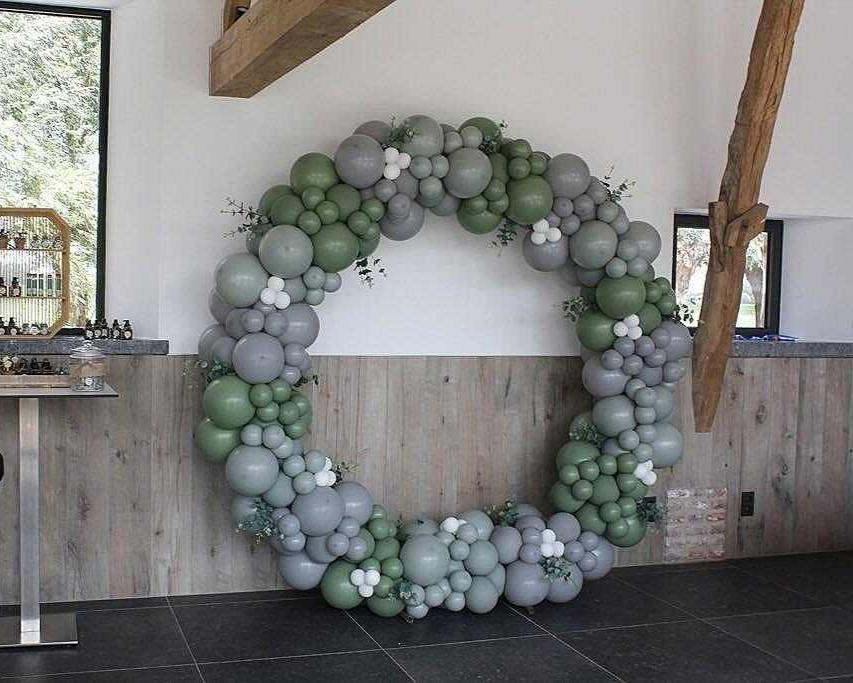 ballondecoratie aan hoepel