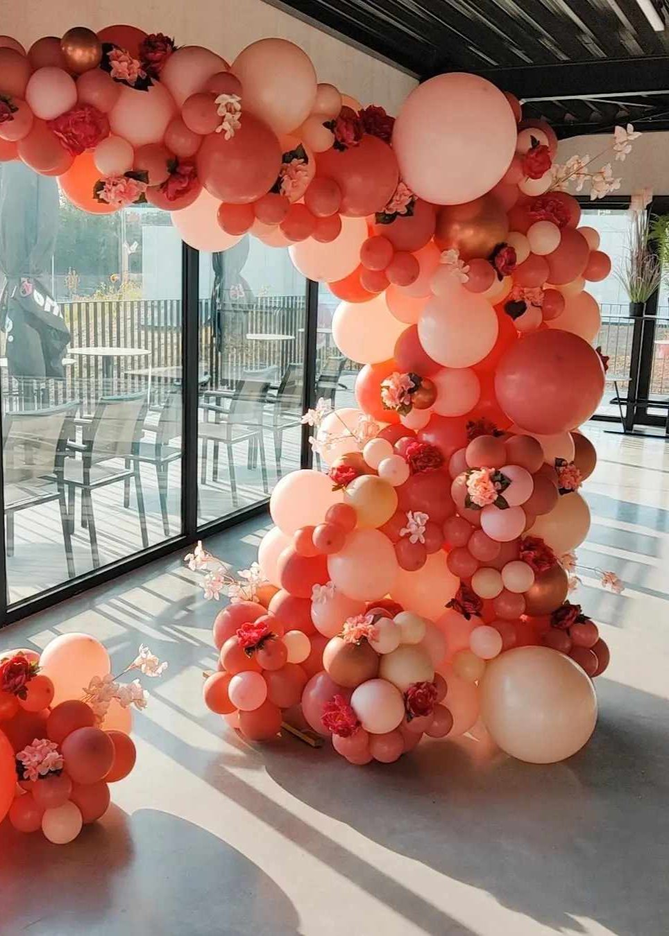 ballondecoratie aan hexagon frame