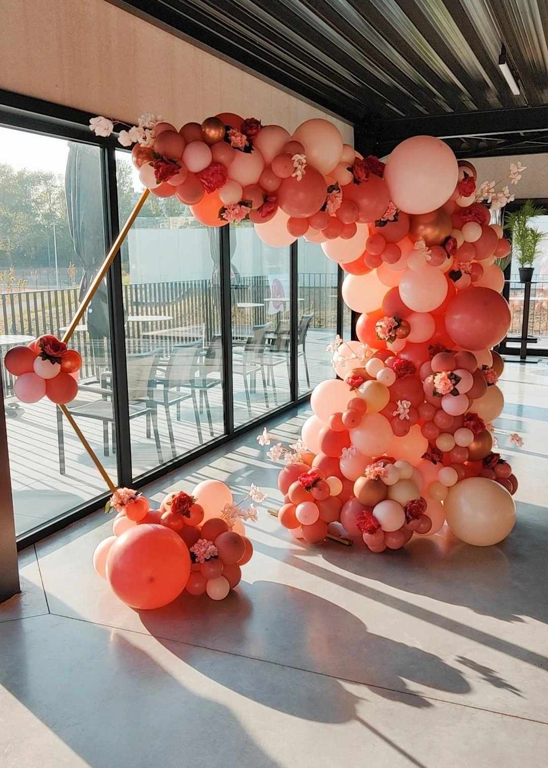 ballondecoratie aan hexagon frame