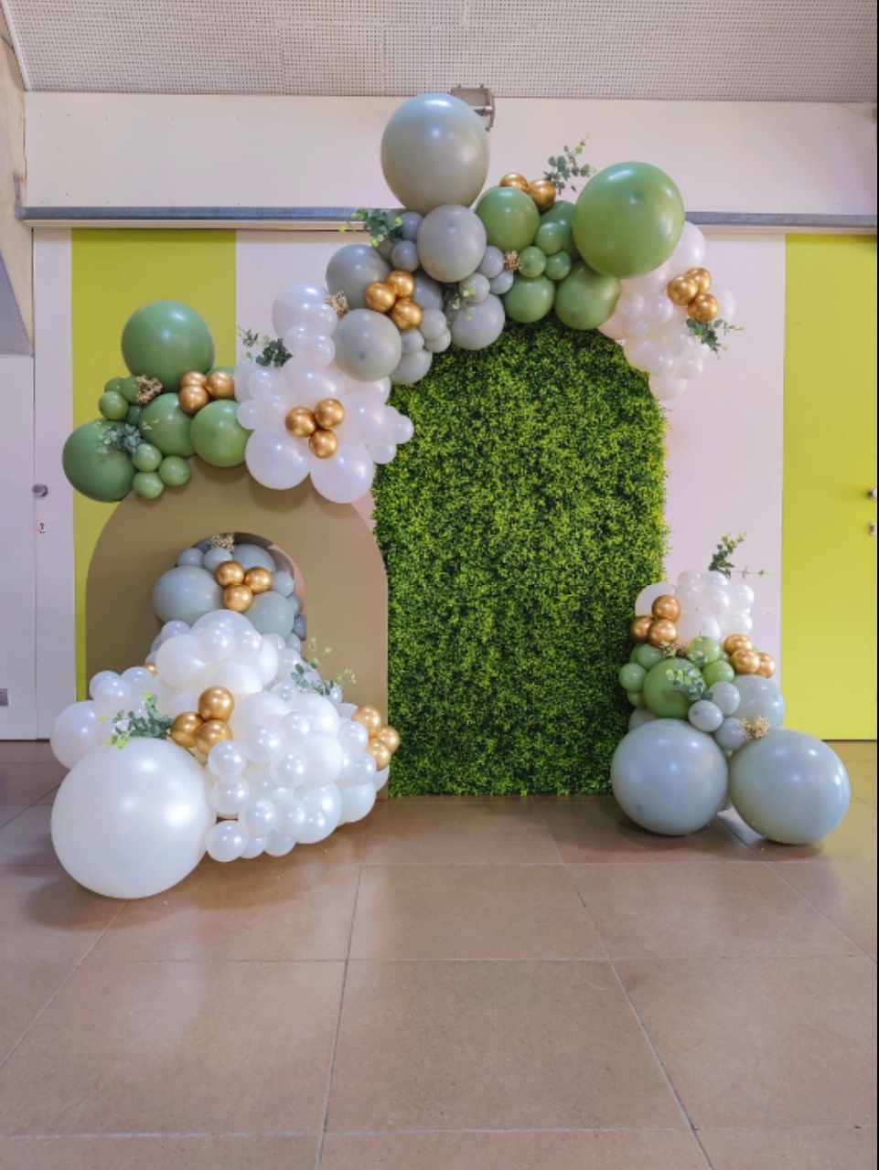 Ballondecoratie met backdrop "U" en greenwall