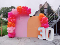 Ballonboog met roze en oranje backdrop