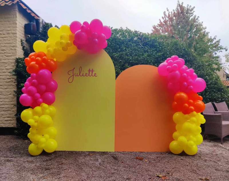 Ballonboog met oranje en gele backdrop